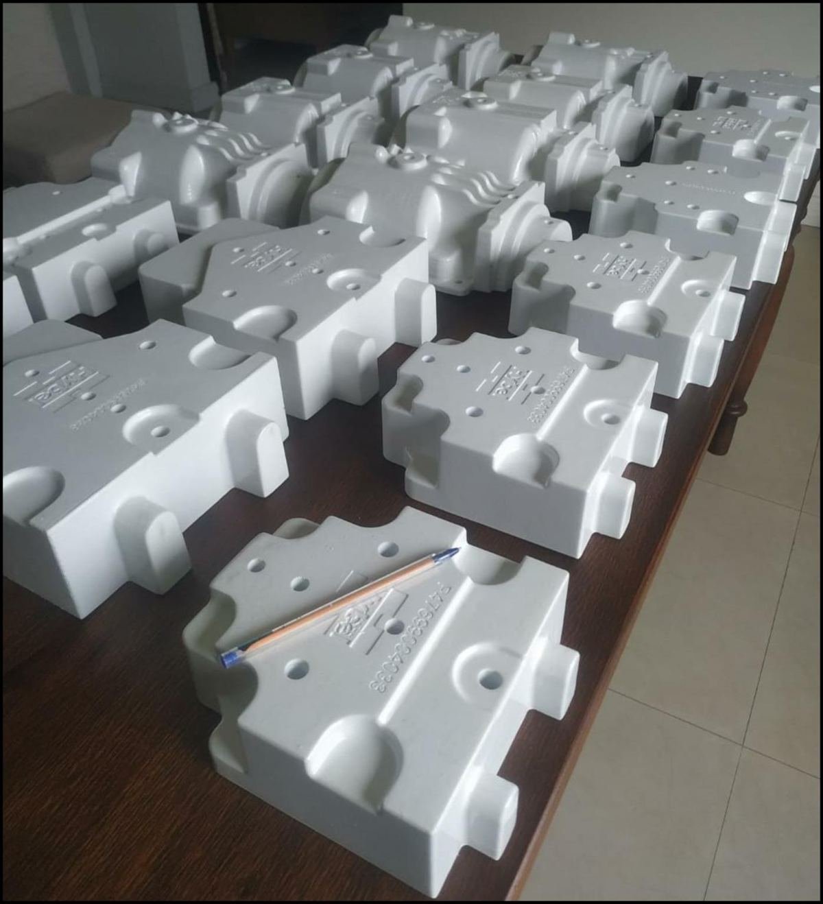 Moldes de fundição impressos em 3D organizados sobre uma mesa