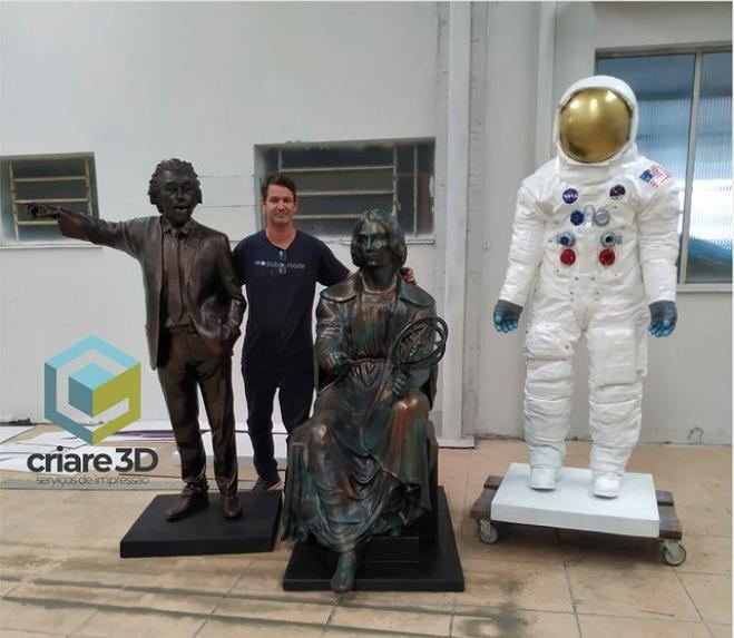 Estátuas em tamanho real produzidas pela Criare3D, incluindo um astronauta em escala humana